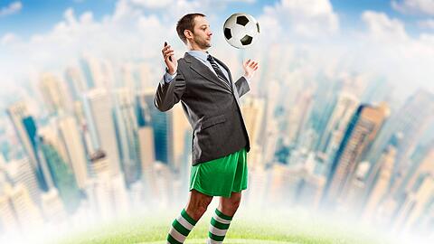 In jedem B&uuml;romenschen steckt auch ein Fu&szlig;ballfan &ndash; oder? Wer seine Begeisterung auch am Arbeitsplatz leben will, sollte einiges beachten.