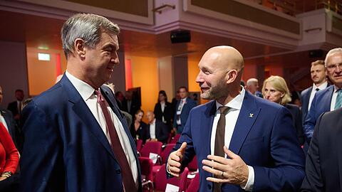 Sport-Staatsminister Ronald Rauhe (r) sprach vor Beginn der Wahl-Versammlung mit dem bayerischen Ministerpr&auml;sidenten Markus S&ouml;der (CSU).