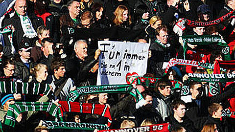 Der Sarg war in der Mitte des Spielfelds aufgebahrt.