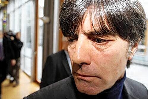 Unterstützung von der Bundeskanzlerin: In Berlin traf sich Bundestrainer Joachim Löw am Mittwoch mit Angela Merkel und überreichte ihr ein WM-Trikot der Nationalelf.