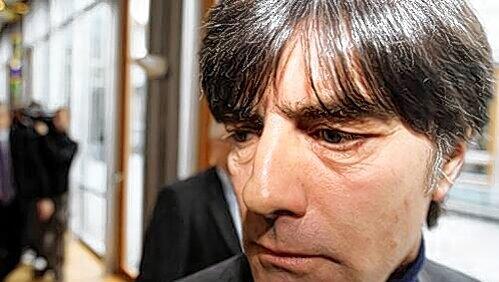 Unterstützung von der Bundeskanzlerin: In Berlin traf sich Bundestrainer Joachim Löw am Mittwoch mit Angela Merkel und überreichte ihr ein WM-Trikot der Nationalelf. Unterstützung von der Bundeskanzlerin: In Berlin traf sich Bundestrainer Joachim Löw am Mittwoch mit Angela Merkel und überreichte ihr ein WM-Trikot der Nationalelf.