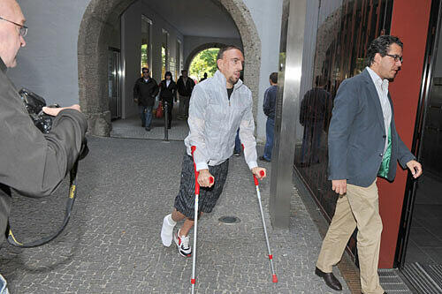 Auf Krücken verließ Ribéry die Praxis von Bayerns Vereinsarzt Hans-Wilhelm Müller-Wohlfahrt. Inzwischen ist der Gips ab.