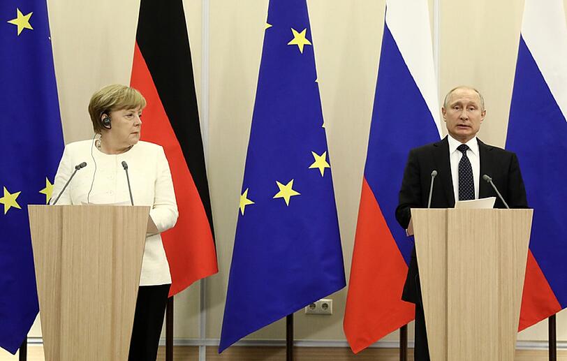Bundeskanzlerin Angela Merkel (CDU) spricht auf einer Pressekonferenz nach ihrem Treffen mit dem russischen Präsidenten Wladimir Putin.