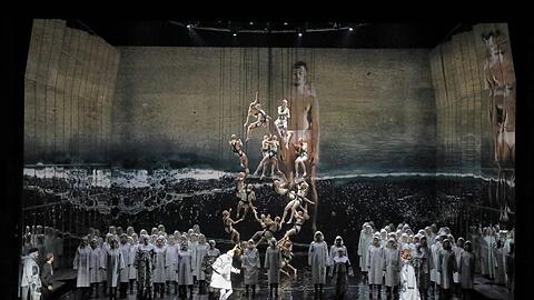 "Karl V." in der Bebilderung von La Fura dels Baus im Nationaltheater.