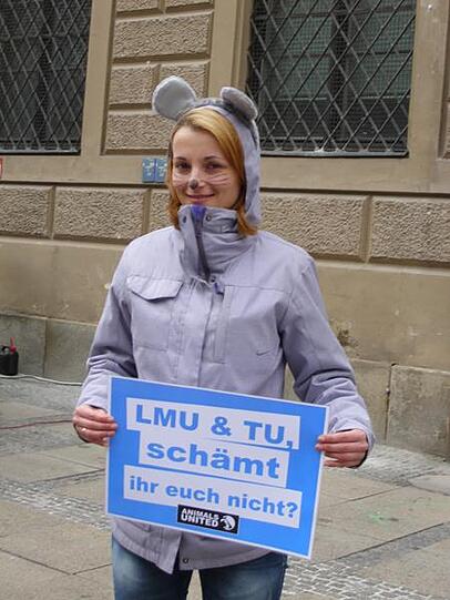 So haben Tierschützer gegen Tierversuchsneubauten in München demonstriert.
