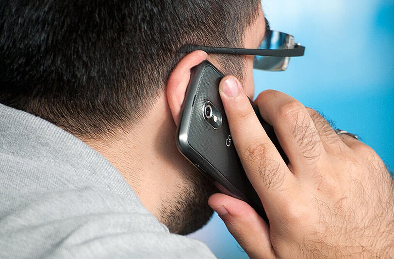 Ein Mann hält sich das Smartphone beim Telefonieren ans Ohr. Zwei neue Studien beschäftigen sich mit der Krebsgefahr durch Mobiltelefone.