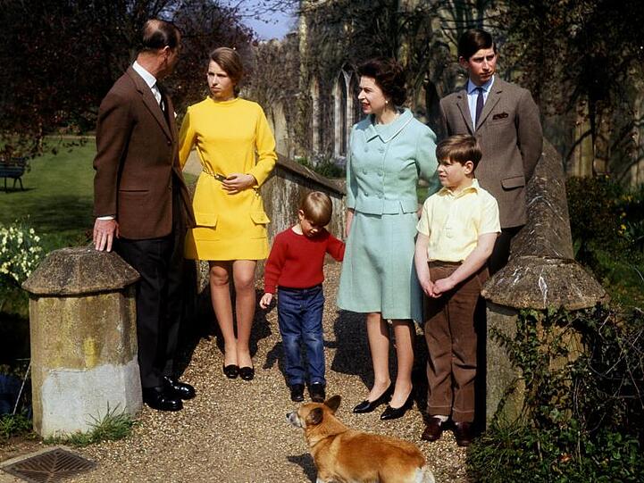 Königin Elizabeth II. und Prinz Philip mit ihren Kindern Prinz Charles (r), Prinz Andrew (2.v.r.), Prinz Edward (M) und Prinzessin Anne im Jahr 1968.
