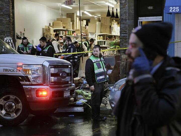 In einem koscheren Supermarkt nahe New York wurden bei einem Angriff drei Menschen getötet, zudem wurden die beiden Angreifer von der Polizei erschossen.