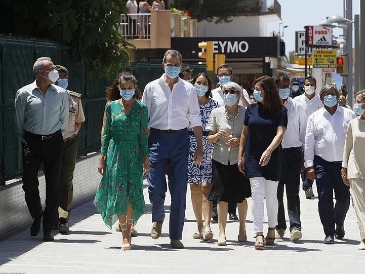 Felipe und Letizia informieren sich über die Lage des Tourismus auf Mallorca.