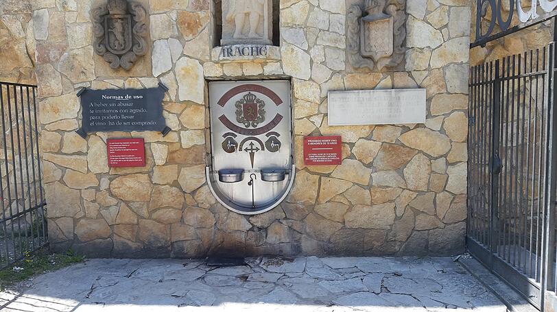 Der Weinbrunnen in Irache: Hier kann der Pilger sein Wasser auffüllen oder sich ein bisschen Rotwein der ansässigen Kelterei gönnen und das kostenlos.