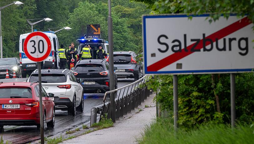 Auf einer Brücke zwischen Freilassing und Salzburg richtete die Bundespolizei wieder einen festen Kontrollpunkt ein.