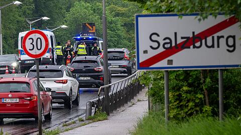 Auf einer Brücke zwischen Freilassing und Salzburg richtete die Bundespolizei wieder einen festen Kontrollpunkt ein.