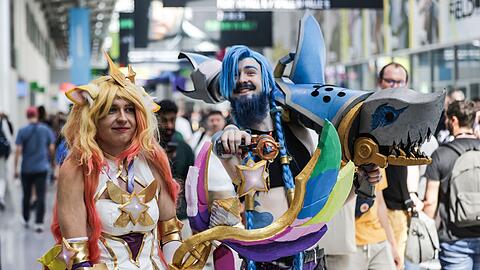 Zwei Cosplayer bei der Gamescom 2025 - auch dieses Jahr d&uuml;rften viele Kost&uuml;mierte bei der Gamescom auftauchen. (Archivbild)