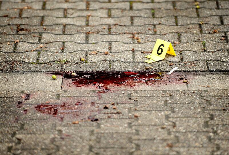 Angeblich ein Verkehrsunfall. Ein Mann, der aus dem Nichts mit Messern auf Polizisten einsticht. Nachbarn, die in der Stille der Nacht Schüsse hören. Was wie eine Szene aus einem Krimi klingt, wird für zwei Beamte in Gelsenkirchen Realität. Die Bilder von der Spurensicherung am Tatort in Gelsenkirchen.