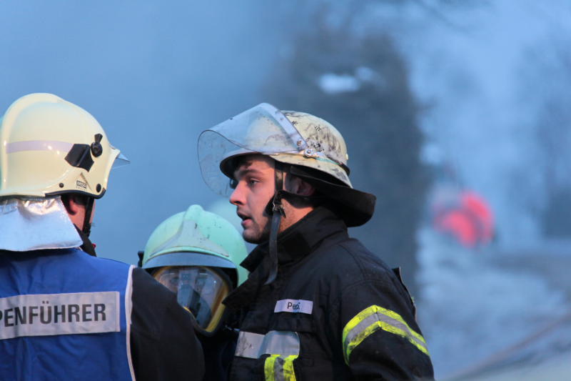 Rauch-Alarm am Rosenmontag in Mittbach: Unter einem Vordach ist ein Motorboot in Brand geraten. Zwei Personen wurden dabei leicht verletzt. Die Bilder vom Feuerwehreinsatz
