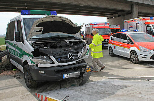 Spektakulärer Unfall bei Freising: Ein Werttransporter ramponiert drei Polizeiautos. Die Bilder von den Aufräumarbeiten.