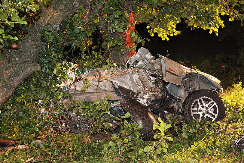 Ein 18-Jähriger ist in der Nacht zum Samstag im oberbayerischen Schechen (Landkreis Rosenheim) mit seinem Auto gegen einen Baum gefahren. Er und sein Beifahrer sind gestorben.