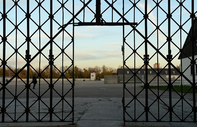 KZ-Gedenkstätte in Dachau: Unbekannte haben die historische Tür mit dem Schriftzug "Arbeit macht frei" gestohlen.