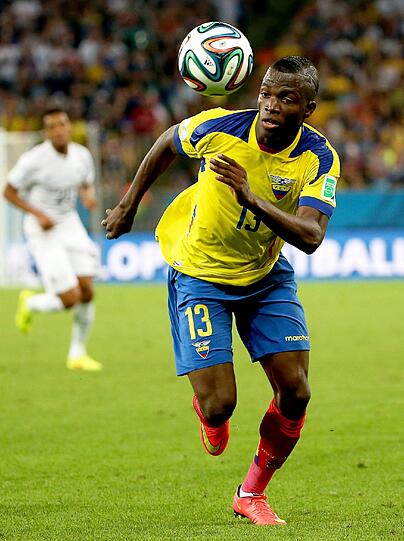 Enner Valencia (West Ham United) lässt eine Teetasse fallen - und schlitzt sich an den Scherben den großen Zeh auf.