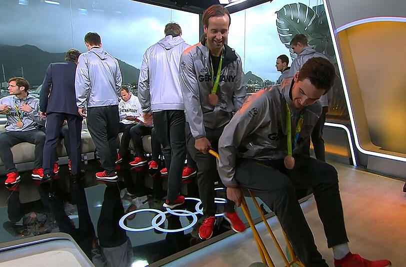 Silvio Heinevetter transportiert Hendrik Pekeler auf einer Sackkarre. Nicht der einzige kuriose Moment beim Besuch der Handballer im ZDF-Studio.