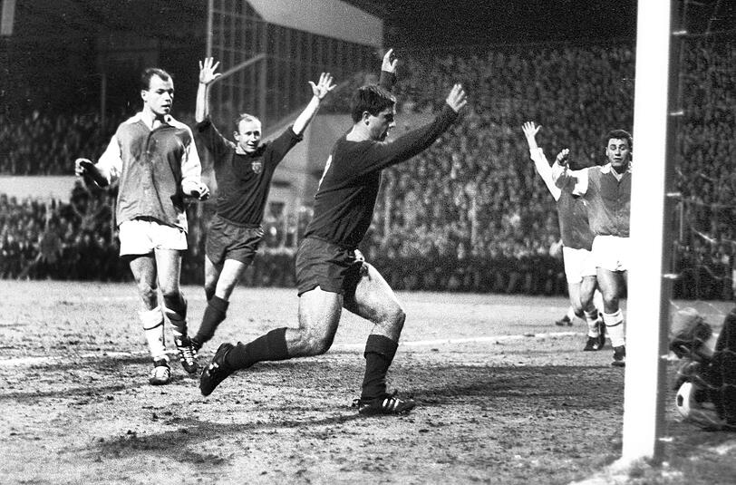 Das erste europäische Comeback des FC Bayern München: im Europapokal der Pokalsieger verliert der FCB in der Saison 1966/67 das Hinspiel bei Rapid Wien mit 0:1, zieht aber durch ein 2:0 im Rückspiel im Grünwalder Stadion doch noch in die nächste Runde ein. Hier schießt Gerd Müller gerade das Tor zum 2:0. Am Ende der Saison gewinnen die Bayern den Europapokal der Pokalsieger.