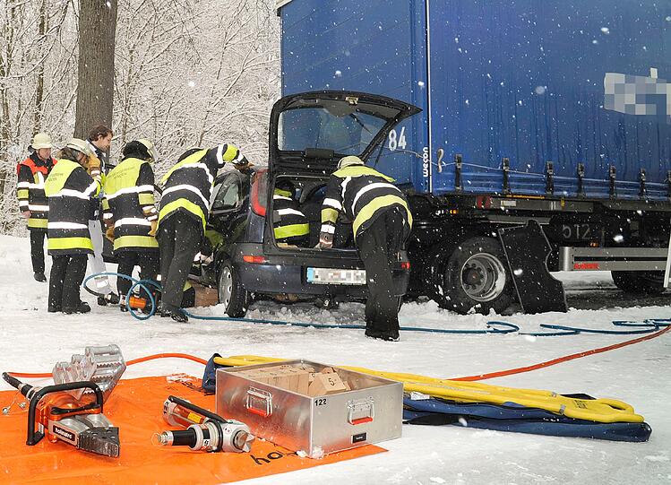 Warum ihr Auto ins Rutschen kam, ist nicht bekannt. Aber klar ist auf jeden Fall: Die beiden jungen Männer in Riem hatten großes Glück. Eine Lkw-Deichsel, die sich von der Beifahrer- bis zur Fahrertür bohrt, klemmt einen zwar ein, aber verletzt beide nur leicht.