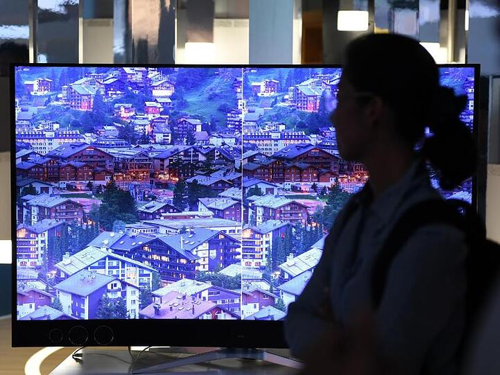 Die Deutschen haben während der Corona-Krise bislang deutlich mehr Fernseher gekauft.