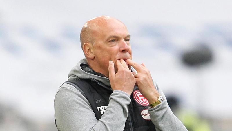 Kein Dreier gegen Eintracht Frankfurt: Düsseldorfs neuer Trainer Uwe Rösler spornt seine Spieler mit Pfiffen an. Kein Dreier gegen Eintracht Frankfurt: Düsseldorfs neuer Trainer Uwe Rösler spornt seine Spieler mit Pfiffen an.
