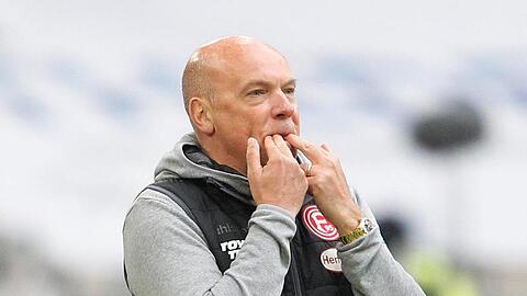 Kein Dreier gegen Eintracht Frankfurt: Düsseldorfs neuer Trainer Uwe Rösler spornt seine Spieler mit Pfiffen an.