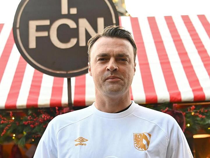 Palikuca, Sportvorstand des Fußball-Zweitligisten 1. FC Nürnberg, präsentiert das Sondertrikot. Foto: Nicolas Armer/dpa
