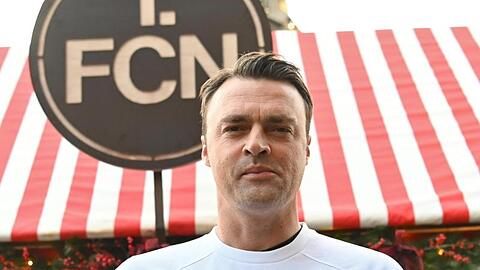 Palikuca, Sportvorstand des Fußball-Zweitligisten 1. FC Nürnberg, präsentiert das Sondertrikot. Foto: Nicolas Armer/dpa