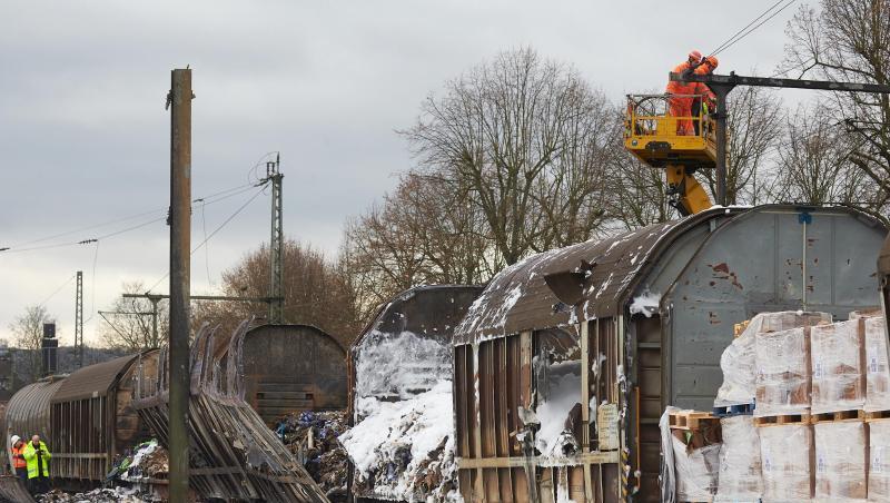 Nach dem Brand von vier Güterzugwaggons sind Bahnmitarbeiter mit der Bergung und der Reparatur der Strecke beschäftigt. Nach dem Brand von vier Güterzugwaggons sind Bahnmitarbeiter mit der Bergung und der Reparatur der Strecke beschäftigt.