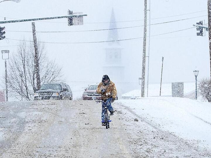 Ein Radfahrer fährt durch das winterliche Hagerstown im Mittleren Westen der USA.