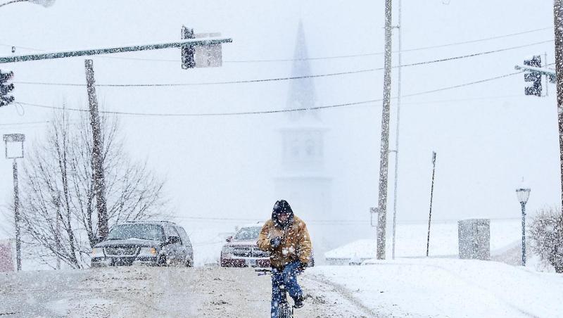 Ein Radfahrer fährt durch das winterliche Hagerstown im Mittleren Westen der USA. Ein Radfahrer fährt durch das winterliche Hagerstown im Mittleren Westen der USA.