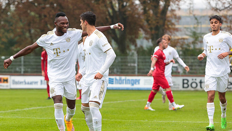 Bayern-Torschütze Désiré Segbe (links) lässt sich für seinen Treffer feiern.