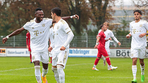 Bayern-Torschütze Désiré Segbe (links) lässt sich für seinen Treffer feiern.
