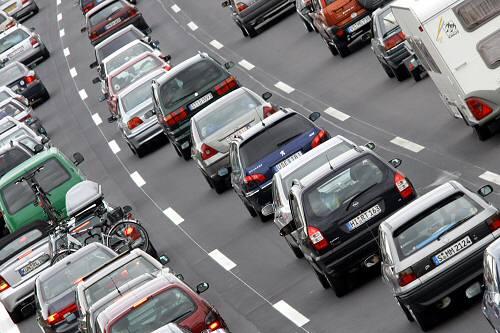Stop und Go und wieder Stop &ndash;  Das kostet Zeit, Sprit und Geld.