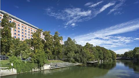 Die Stadt will die Isar in der Innenstadt neu gestalten. Eine Idee sind Treppen vor dem Patentamt.