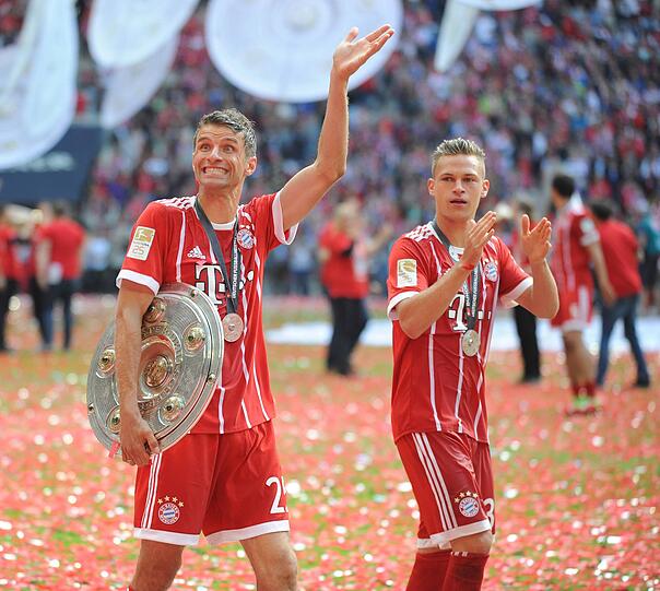 Lächeln, Schale halten und den Fans winken: Thomas Müller im Jahr 2017.