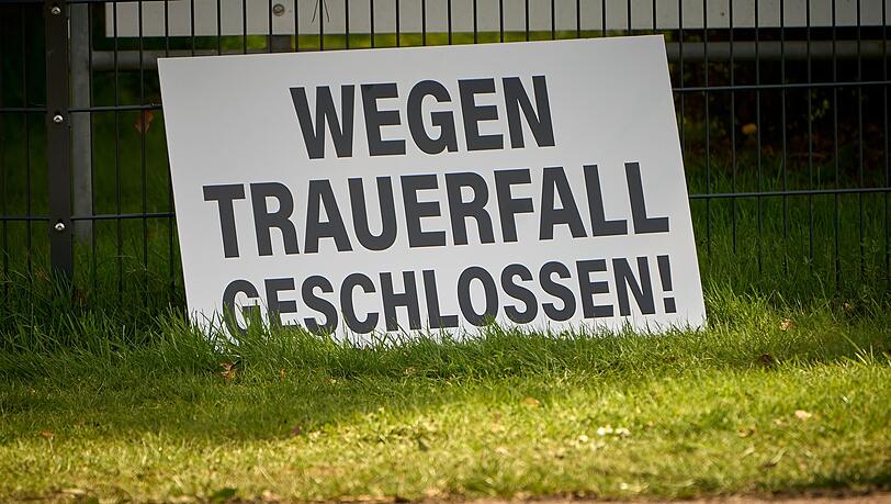 Nach dem folgenschweren Arbeitsunfall mit drei Toten und zwei lebensgefährlich Verletzten bleibt die Lederfabrik geschlossen. Nach dem folgenschweren Arbeitsunfall mit drei Toten und zwei lebensgefährlich Verletzten bleibt die Lederfabrik geschlossen.