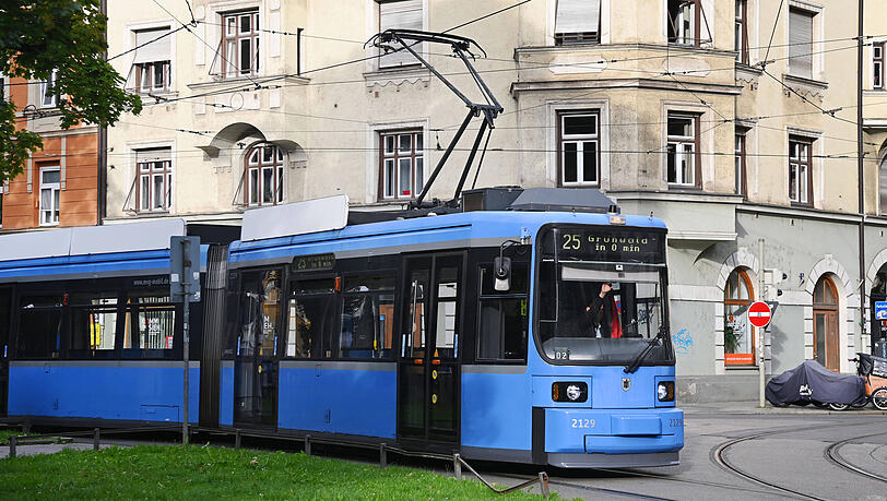 Die Tram 25 soll künftig auf dem Abschnitt zwischen Max-Weber-Platz und Großhesseloher Brücke nur noch alle zehn statt alle fünf Minuten fahren. Die Tram 25 soll künftig auf dem Abschnitt zwischen Max-Weber-Platz und Großhesseloher Brücke nur noch alle zehn statt alle fünf Minuten fahren.