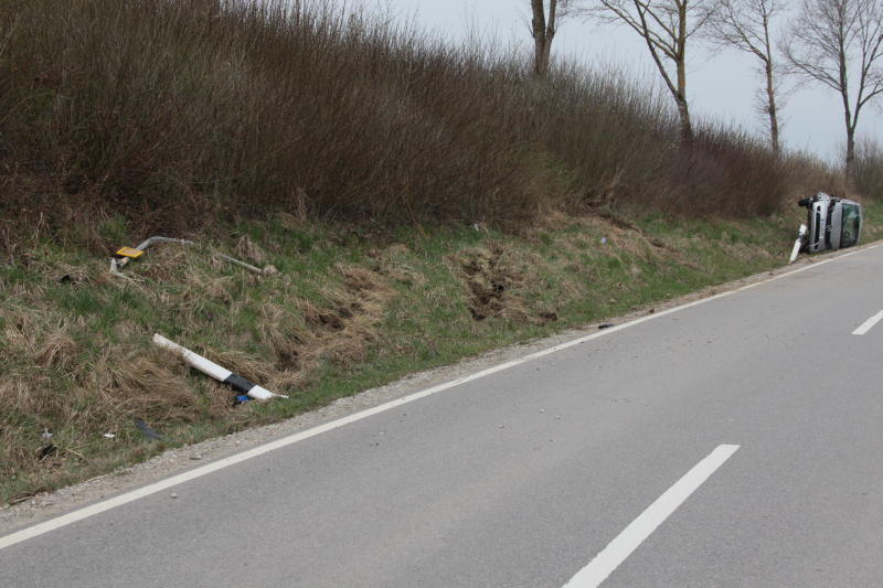 Bei Mitterbuchbach ist am Donnerstag ein Autofahrer mit seinem Mercedes von der Straße abgekommen und hat sich dabei überschlagen. Der Mann musste verletzt ins Krankenhaus eingeliefert werden, am Auto entstand ein Totalschaden.