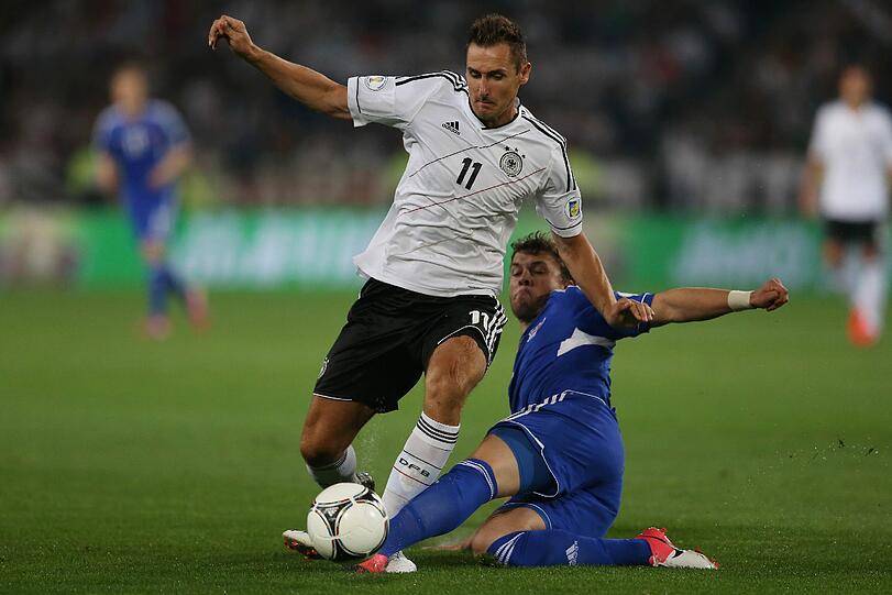 MIROSLAV KLOSE: Viele Chancen, null Treffer: eine Bilanz, die kein Mittelstürmer mag. erst recht nicht, wenn man Gerd Müllers Ewigkeitsrekord jagt. Aber: voller Einsatz. NOTE 3