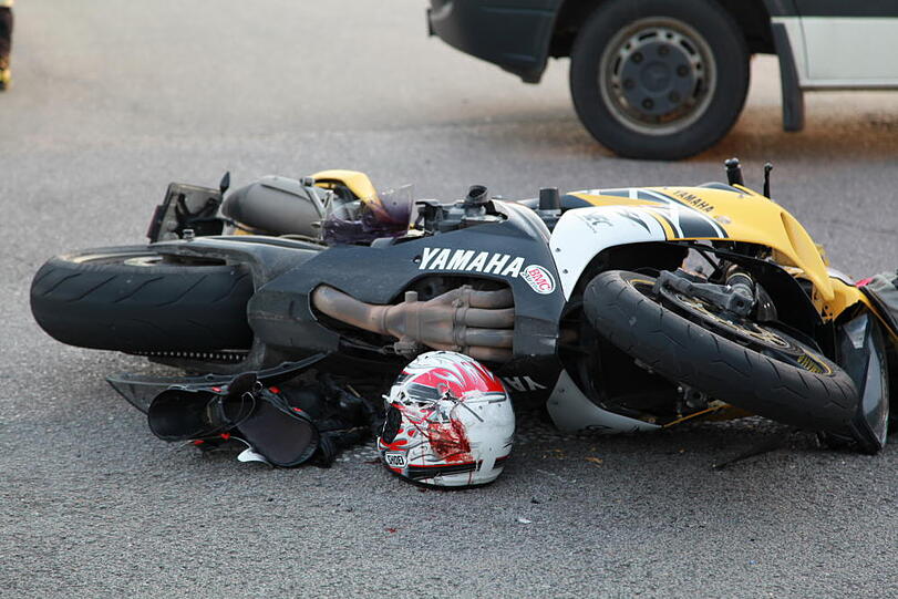 Im Landkreis Rosenheim hat eine Autofahrerin einen Motorradfahrer übersehen. Der Mann stirbt noch am Unfallort, die Frau wird schwer verletzt ins Krankenhaus geflogen.