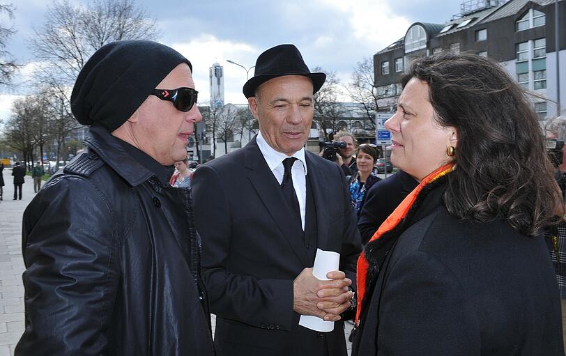 Die Schauspieler Uwe Ochsenknecht (l-r), Heiner Lauterbach und Witwe Tamara Dietl unterhalten sich nach der Trauerfeier von Helmut Dietl vor der Aussegnungshalle am Nordfriedhof in München.