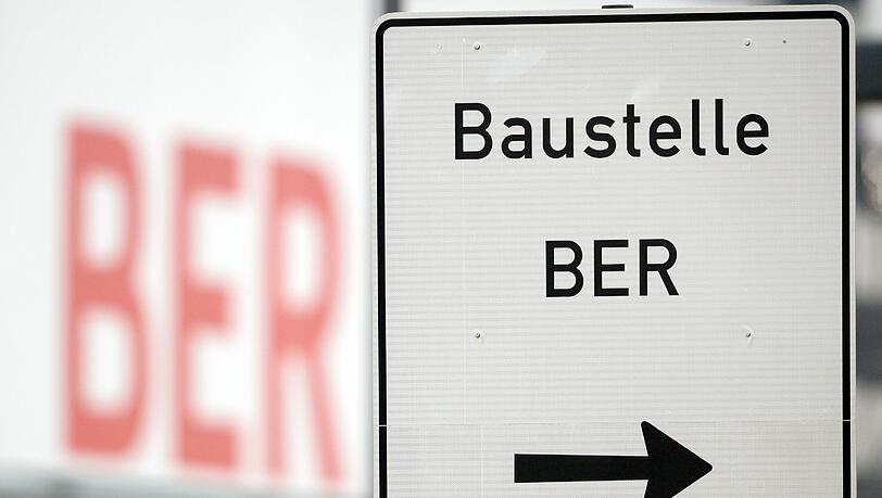 "Niemand kann heute eine Garantie abgeben, dass es mit der Eröffnung 2017 klappt. Aber wir haben eine Chance", sagte Berlins Flughafenkoordinator Engelbert Lütke Daldrup. Foto: Ralf Hirschberger/Archiv "Niemand kann heute eine Garantie abgeben, dass es mit der Eröffnung 2017 klappt. Aber wir haben eine Chance", sagte Berlins Flughafenkoordinator Engelbert Lütke Daldrup. Foto: Ralf Hirschberger/Archiv