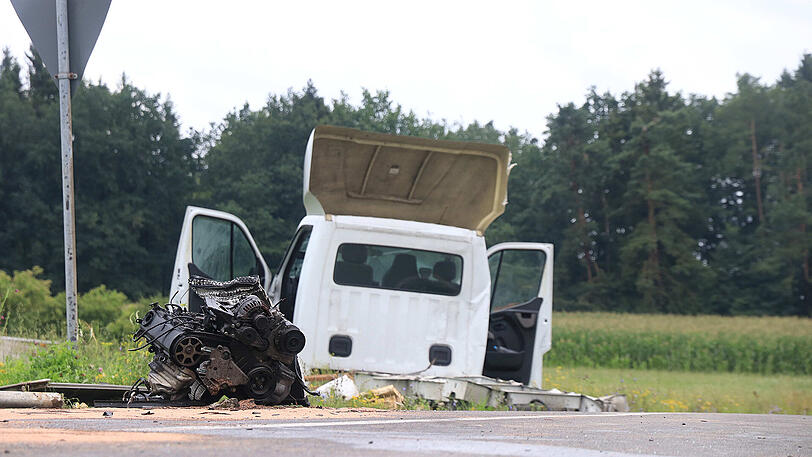 Bei dem schweren Unfall mit einem Golf wurde der Sprinter in mehrere Teile gerissen.