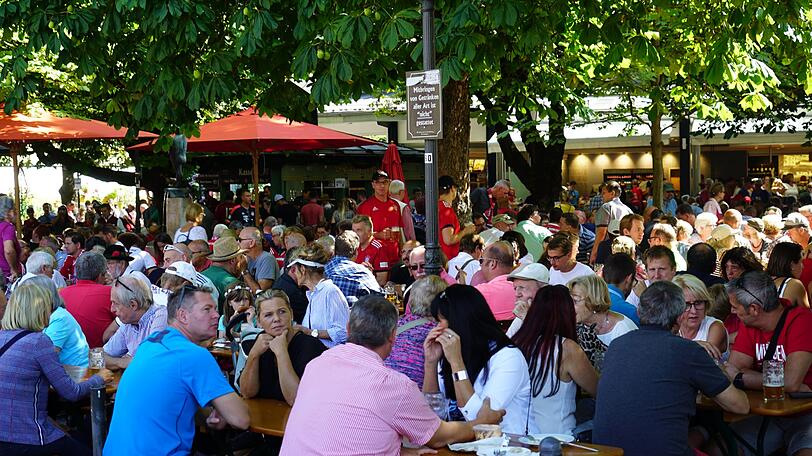 Wer genug durch München getingelt ist, kann im Biergarten gut entspannen.