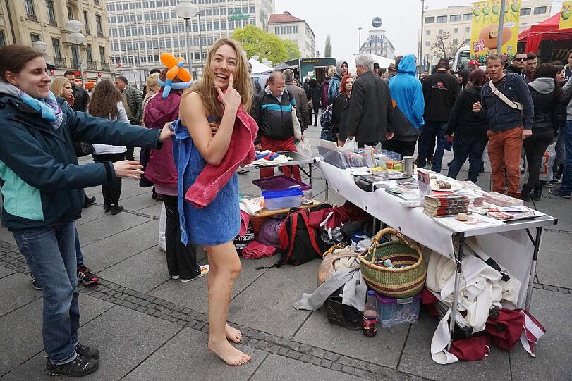 Die Bilder vom Nackt-Protest am Stachus.