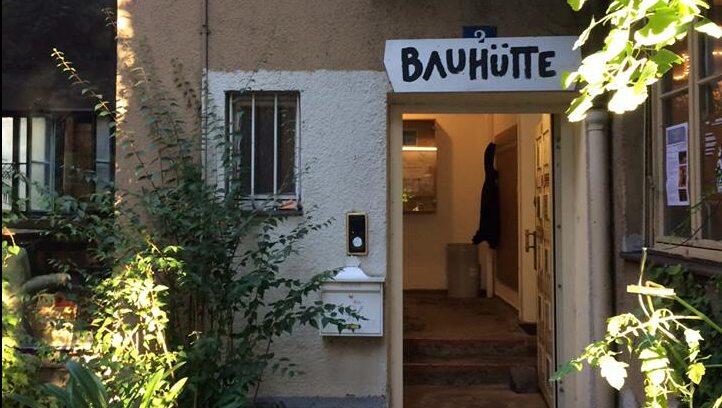In der Müllerstraße 2 befindet sich die Bauhütte mit Umkleide, Büro und Kantine. In der Müllerstraße 2 befindet sich die Bauhütte mit Umkleide, Büro und Kantine.